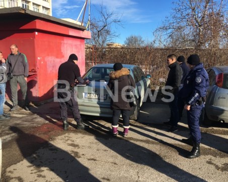 Младежи превърнаха БМВ-то си в магазин за наркотици