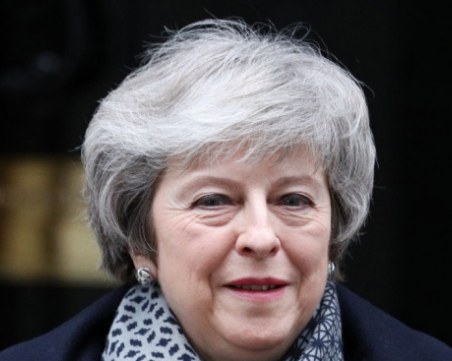 Правителството на Тереза Мей оцеля