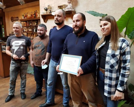 Приятели на пловдивски рок бар смениха професията за вечер, за да помогнат на 23 нуждаещи се деца СНИМКИ