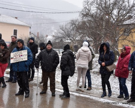 Протестиращи искат оставката на министъра на околната среда и водите