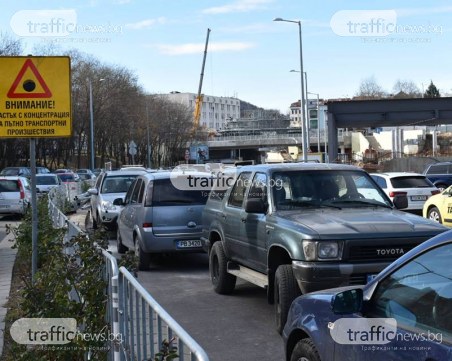 Радост за шофьорите! Изникна огромен безплатен паркинг в центъра на Пловдив СНИМКИ