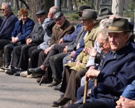 Сумите по социалните пенсии за инвалидност да се изплатят още през януари!, иска Манолова