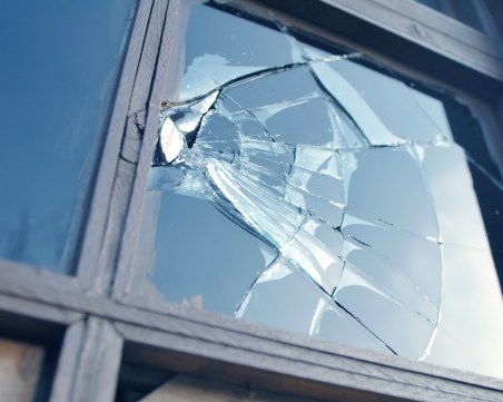 Обявиха неучебен ден в Сопот заради ураганния вятър