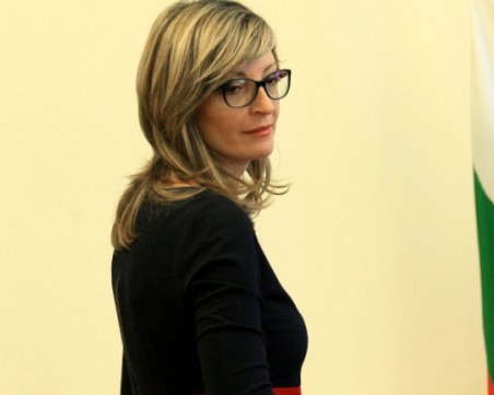 Захариева съветва българите на Острова да се снабдят с биометричен паспорт