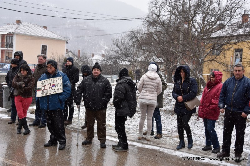 Протестиращи искат оставката на министъра на околната среда и водите