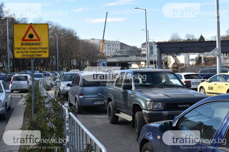 Радост за шофьорите! Изникна огромен безплатен паркинг в центъра на Пловдив СНИМКИ