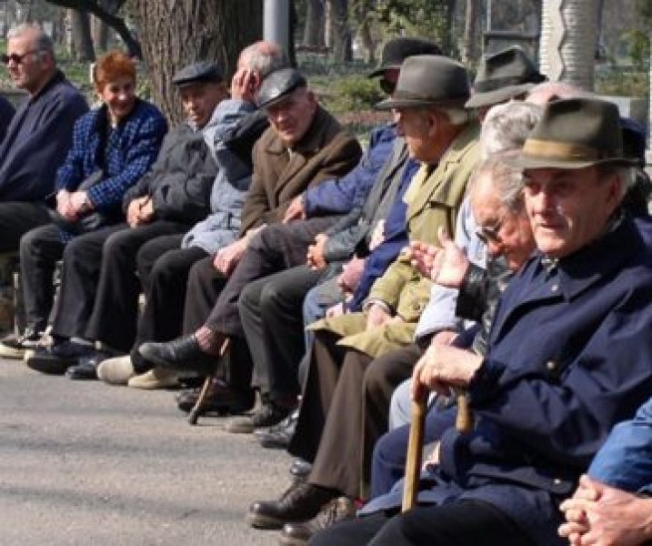 Сумите по социалните пенсии за инвалидност да се изплатят още през януари!, иска Манолова