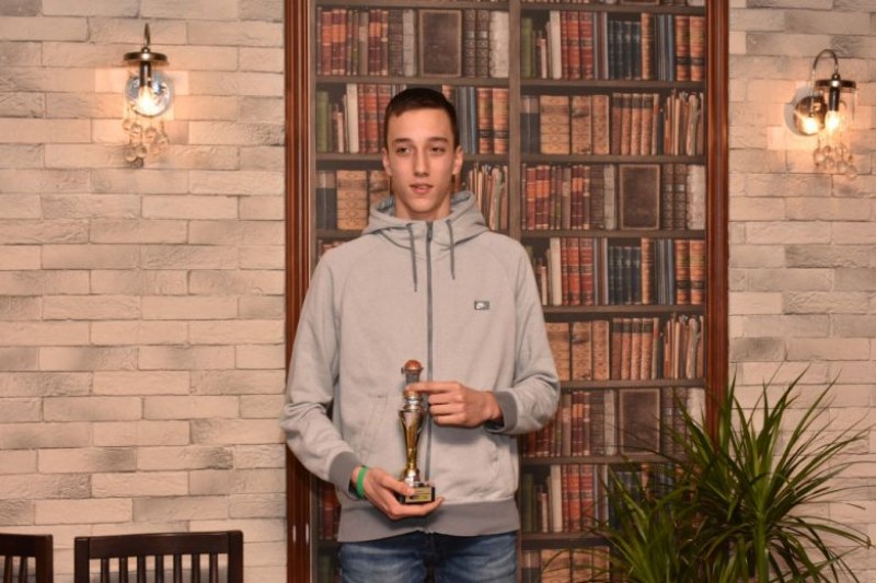 Връчиха купата за “Изгряваща звезда“ на Пловдив на 14-годишен баскетболист