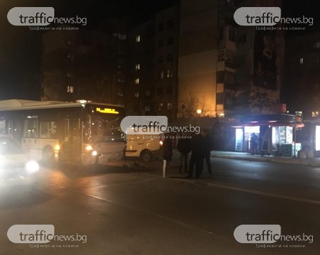 Автобус и бус се удариха в ЖР Тракия! Шофьор на друг автобус нарита пътник СНИМКИ