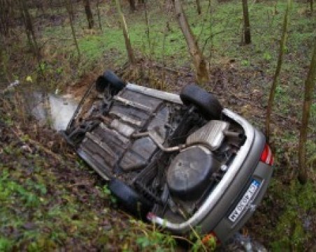 Кола се обърна в дере край Варна, загина 70-годишна пътничка