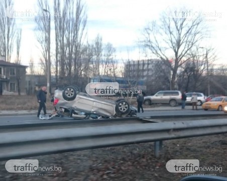 Кола се обърна по таван на Асеновградско шосе