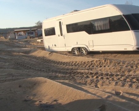 Нов скандал: Каравани се настанили нелегално върху дюните на “Смокиня“