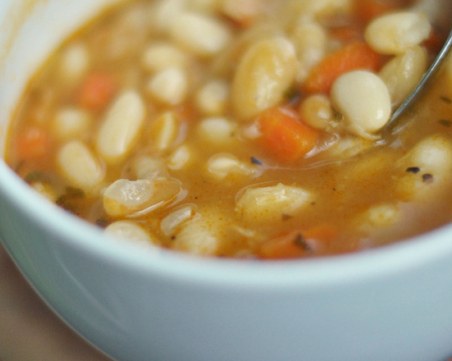 Проверяват за натравяне първолаци, яли боб в столично училище