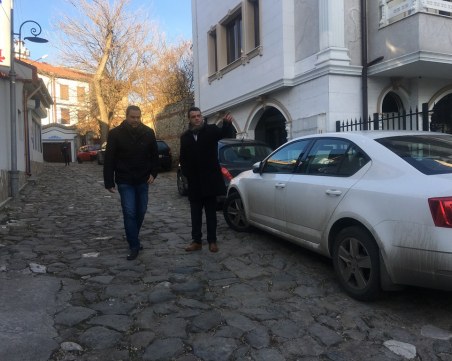 Слагат бариера на още един от входовете към Стария град в Пловдив