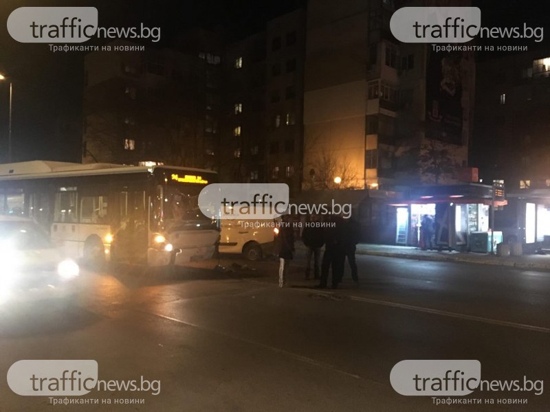 Автобус и бус се удариха в ЖР Тракия! Шофьор на друг автобус нарита пътник СНИМКИ