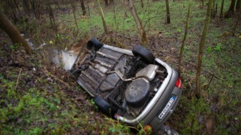 Кола се обърна в дере край Варна, загина 70-годишна пътничка