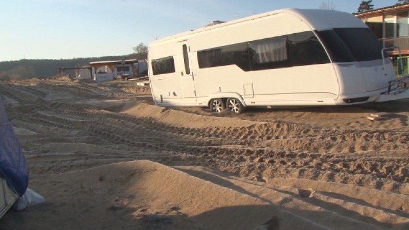 Нов скандал: Каравани се настанили нелегално върху дюните на “Смокиня“