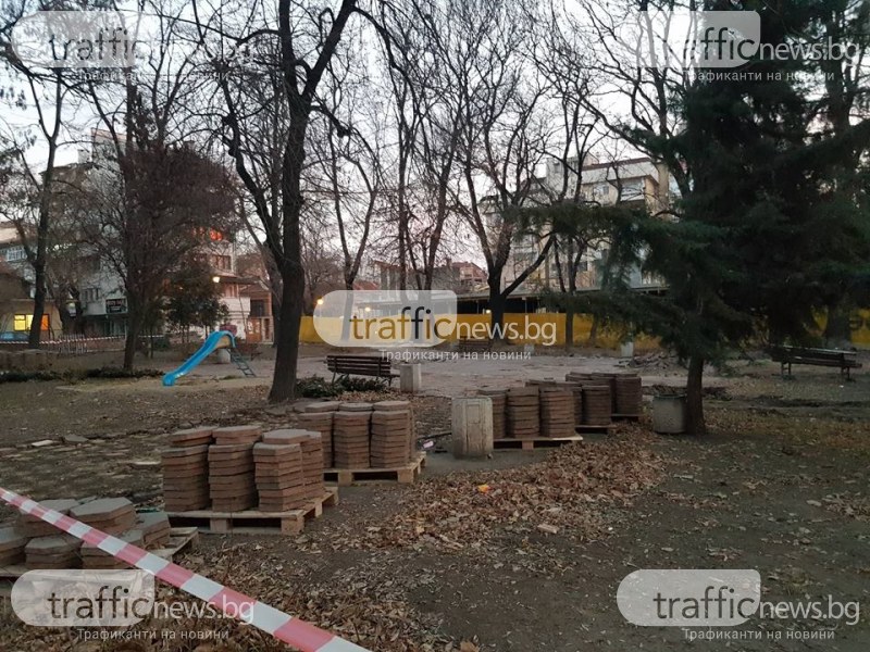 Преобразяват площад “Св. Петка“ в Пловдив, започна изграждането на парк с детска площадка СНИМКИ