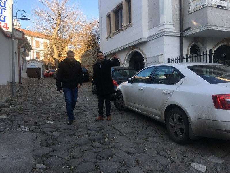 Слагат бариера на още един от входовете към Стария град в Пловдив