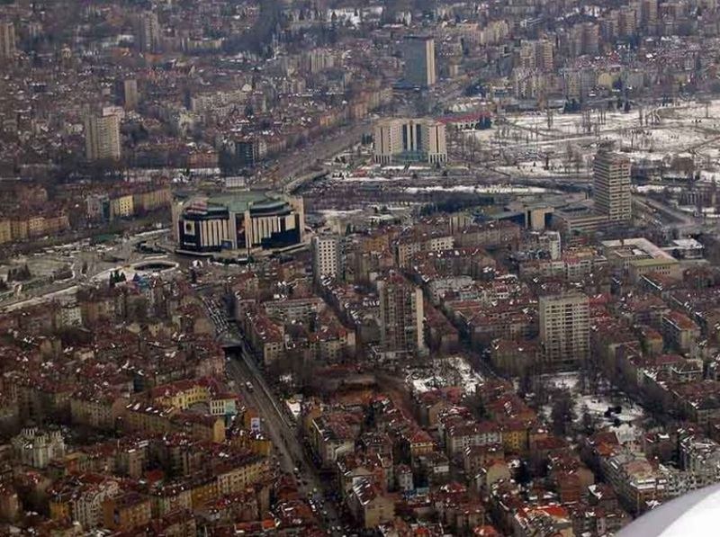 София расте: Прелестни жилищни кооперации vs. запустели казарми