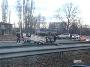 Кола се обърна по таван на Асеновградско шосе