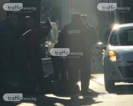 Жена лежи на пътното платно в центъра на Пловдив, движението е спряно СНИМКИ