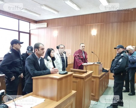 Доведоха с белезници бившия митничар и жена му, точили еврофондове