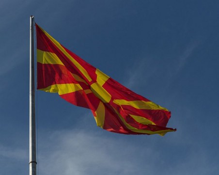Единственият официален език в Македония остава македонският
