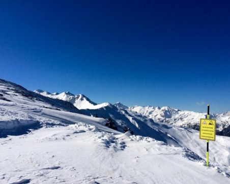 Лавина уби скиор в курорт в САЩ