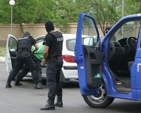 Спецакция в Пловдив! Униформени тарашат коли, дилъри са арестувани