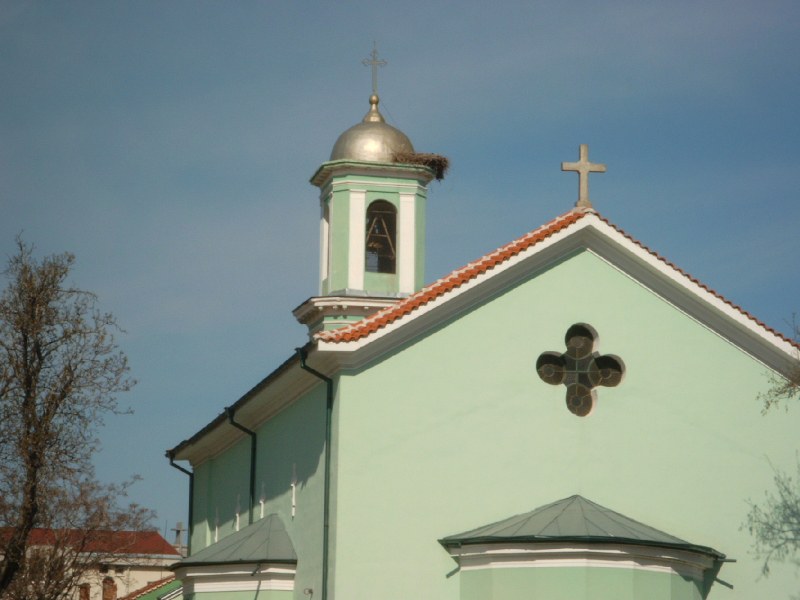 Намериха оставени 2000 лева в олтара на църква в Асеновград