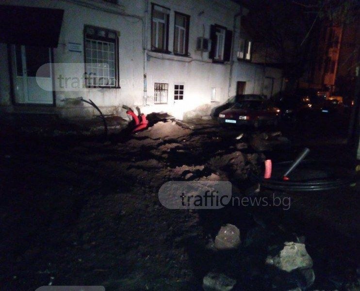 Пловдивчанин падна в изкоп при ремонтите в центъра на Пловдив! Строителният надзор затвори телефона