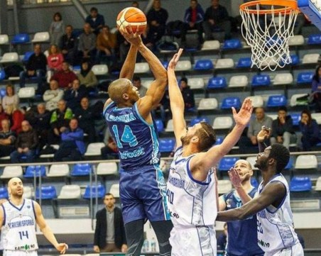 Академик Бултекс 99 изпоти шампиона, но загуби в края