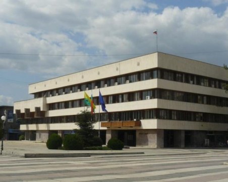 Бизнесмен нападна общински служители