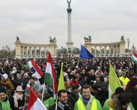 Хиляди се бунтуват срещу увеличаването на извънредното работно време в Будапеща