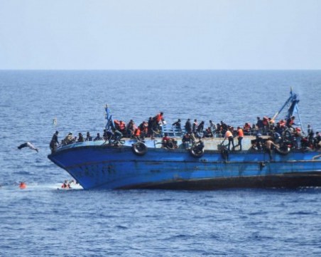 МОМ: Възможно е да са се удавили 117 мигранти при потъване на кораб в Средиземно море