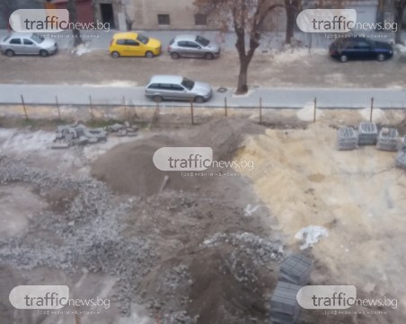 Разкопан или пък не, тротоарът всички пловдивски коли ще побере! СНИМКА