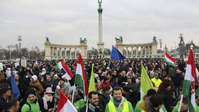 Хиляди се бунтуват срещу увеличаването на извънредното работно време в Будапеща