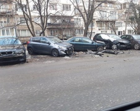 БМВ помля паркирани коли в столичен квартал СНИМКА