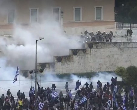 Бой и безредици в южната ни съседка