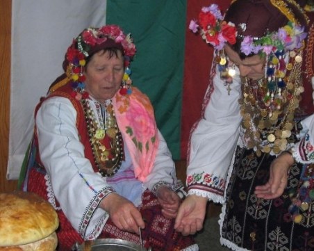 Днес е Бабин ден! Пет прекрасни имена имат повод да почерпят