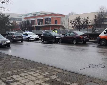 Две коли се удариха челно на Пещерско