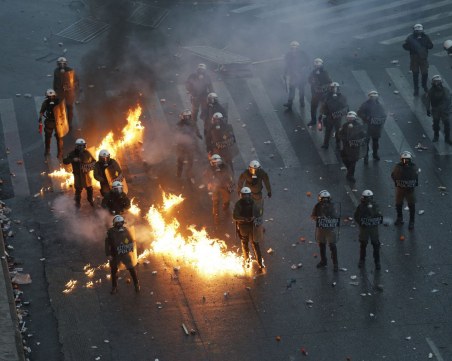 Коктейли “Молотов“ и сълзотворен газ хвърчат при сблъсъци в Атина заради Македония