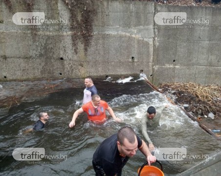 Трима младоженци скочиха във водата на Къпанките в Перущица ВИДЕО И СНИМКИ
