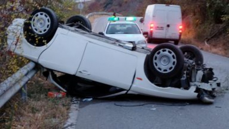 26-годишен шофьор обърна по таван кола с двете си деца в нея