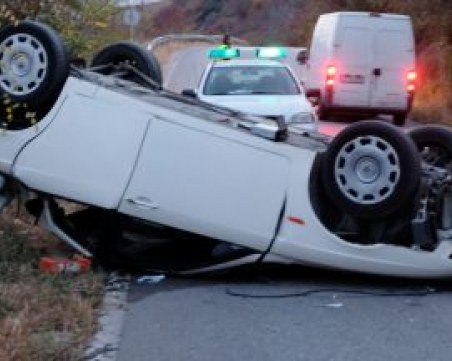 26-годишен шофьор обърна по таван кола с двете си деца в нея