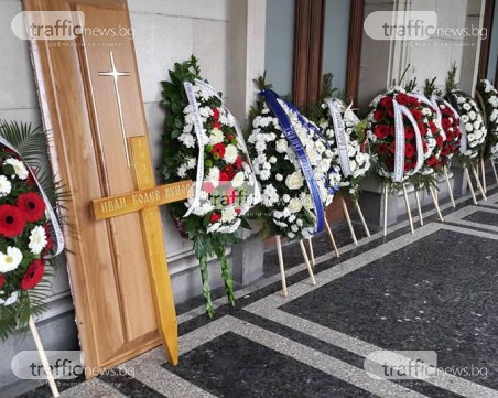 Футболна България се прощава с  Иван Вуцов, опашка на поклонението СНИМКИ