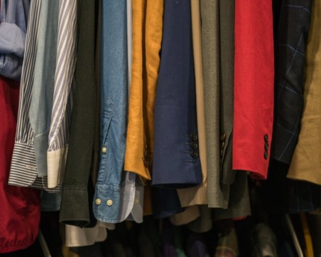 Лесни трикове за премахване на най-упоритите миризми от дрехите