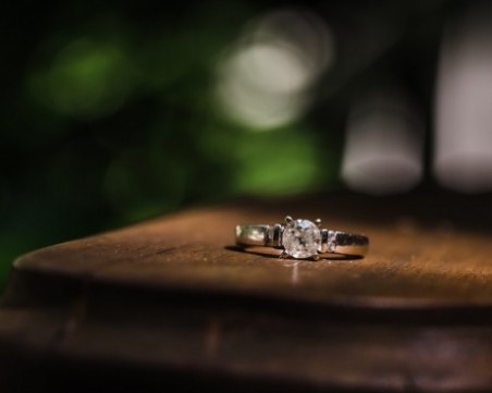 Мъж предложи брак на гаджето си, докато... спи