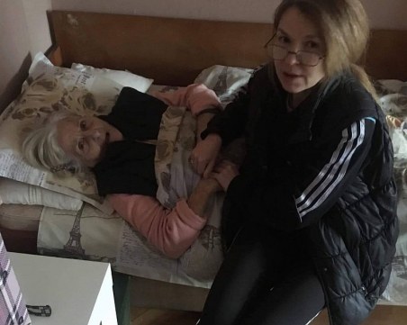 Талантлива художничка продава картините си за лечението на своята майка